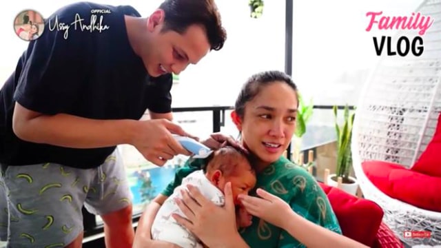 Anak Andhika Pratama dan Ussy Sulistiawaty dibotakin. Foto: YouTube Ussy Andhika Official