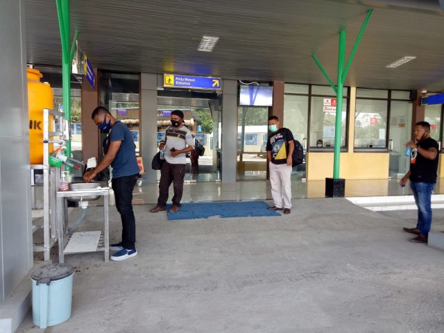 Penerapan protokol kesehatan di Bandara Turelelo, Kabupaten Ngada. Foto: Arkadius Togo. 