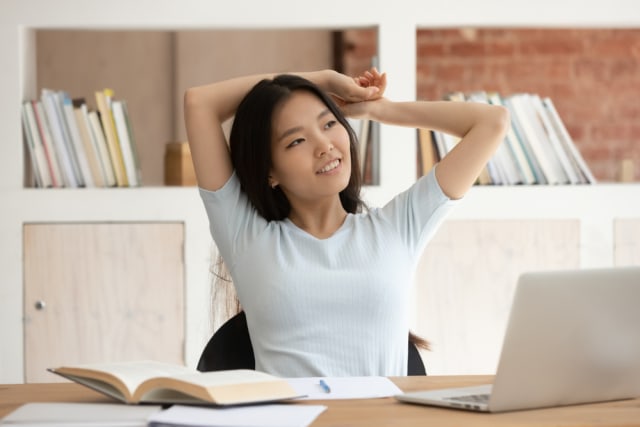 Ilustrasi mengambil jeda sejenak dari belajar online. Foto: Shutterstock