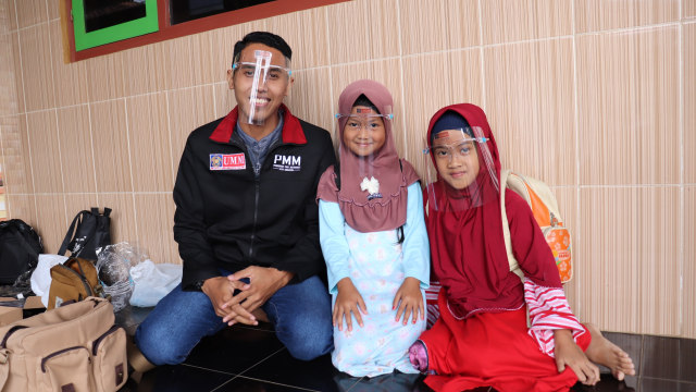 Foto simbolis bersama santri TPQ Masjid Miftahul Huda Desa Petung Sewu, Kecamatan. Dau, Kabupaten. Malang