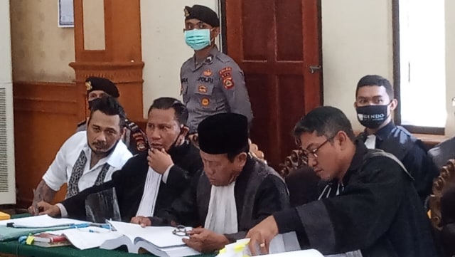 Jerinx dan pengacaranya dalam sidang Kamis (15/10/2020) - WIB