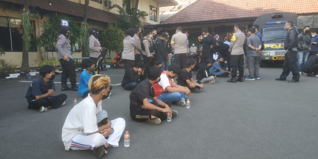 Sejumlah pelajar di bawah umur diamankan di Mako Polresta Makota, pada Selasa kemarin (13/10/2020). Foto: Ulul Azmy