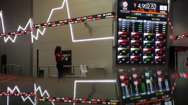 Karyawan mengamati layar pergerakan perdagangan saham di Bursa Efek Indonesia, Jakarta, Kamis (10/9). Foto: Reno Esnir/ANTARA FOTO