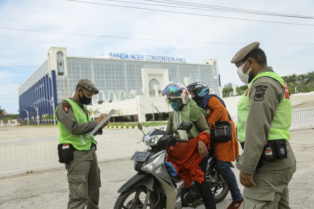Razia masker di jalan depan Banda Aceh Convention Hall, Kamis (15/10), guna menekan angka penularan COVID-19 di Aceh. Foto: Abdul Hadi/acehkini
