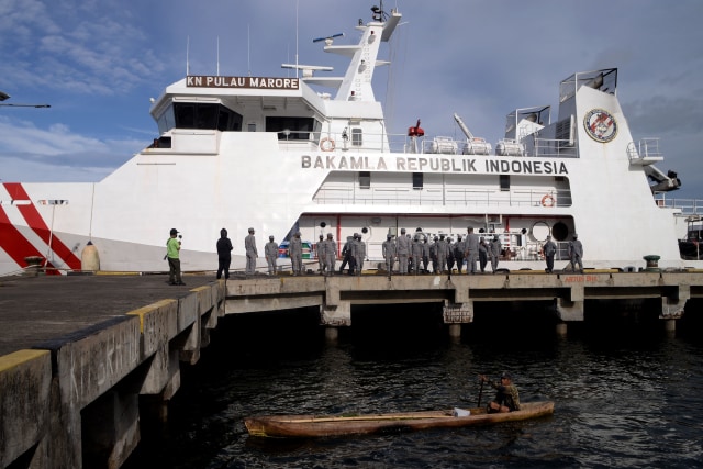 Anak Buah Kapal (ABK) KN. Pulau Marore-322 melaksanakan apel kesiapan di Dermaga Pelabuhan Munte, Likupang Barat, Minahasa Utara, Sulawesi Utara, Rabu (14/10/2020).  Foto: Adwit B Pramono/ANTARA FOTO