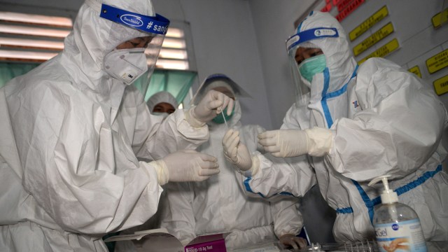 Petugas kesehatan melakukan pemeriksaan Rapid Test Antigen di Kelurahan Tidore, Kabupaten Kepulauan Sangihe, Sulawesi Utara, Kamsi (15/10/2020).  Foto: Adwit B Pramono/ANTARA FOTO