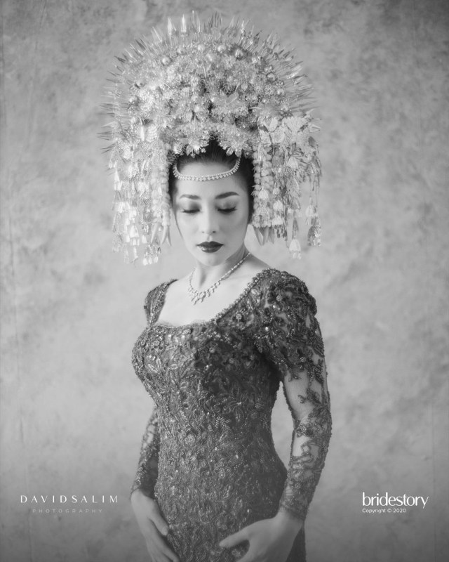 Nikita Willy Pakai Kebaya Merah Bertabur Swarovski Foto: Bridestory
