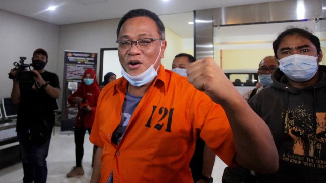 Tersangka Petinggi Komite Eksekutif Koalisi Aksi Menyelamatkan Indonesia (KAMI) Jumhur Hidayat (kanan) tiba untuk menjalani pemeriksaan di gedung Bareskrim Polri, Jakarta, Jumat (16/10). Foto: Reno Esnir/ANTARA FOTO