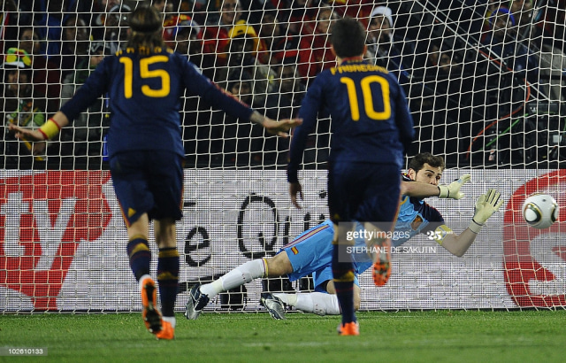 Iker Casillas melakukan penyelamatan terhadap tendangan penalty (https://images.app.goo.gl/dHqSDE1raqqr3S9Q7)