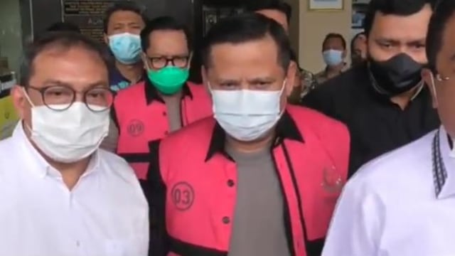 Irjen Napoleon Bonaparte dan Brigjen Prasetijo memakai rompi tahanan. Foto: Dok. Istimewa