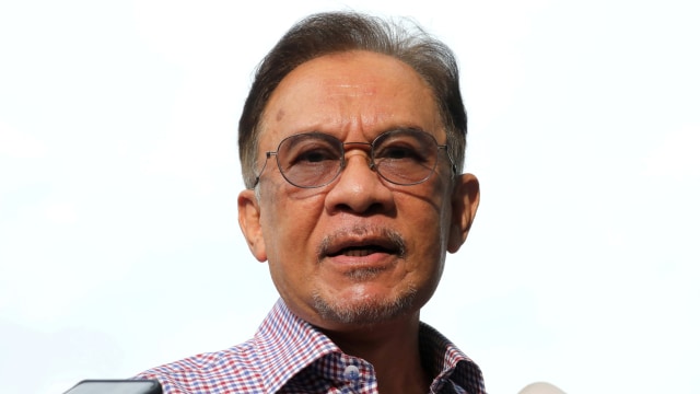 Pemimpin oposisi Malaysia Anwar Ibrahim usai menjalani pemeriksaan polisi, di markas polisi Bukit Aman, di Kuala Lumpur , Malaysia Jumat (16/10). Foto: Lim Huey Teng/REUTERS