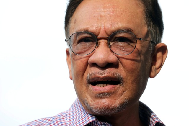 Pemimpin oposisi Malaysia Anwar Ibrahim usai menjalani pemeriksaan polisi, di markas polisi Bukit Aman, di Kuala Lumpur , Malaysia Jumat (16/10). Foto: Lim Huey Teng/REUTERS