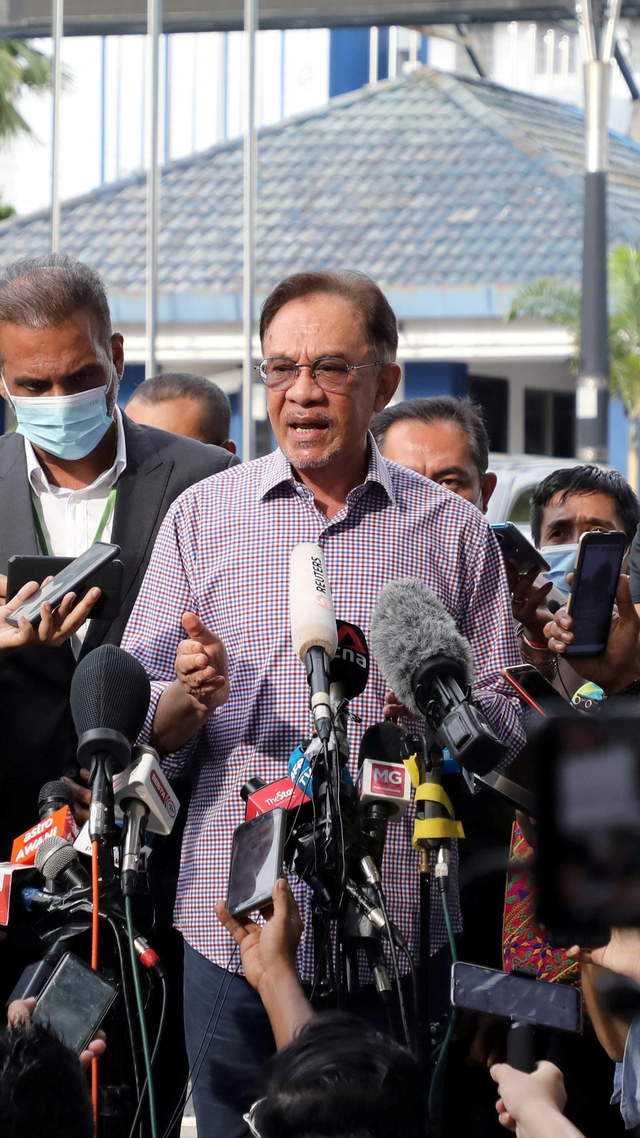 Pemimpin oposisi Malaysia Anwar Ibrahim usai menjalani pemeriksaan polisi, di markas polisi Bukit Aman, di Kuala Lumpur , Malaysia Jumat (16/10). Foto: Lim Huey Teng/REUTERS