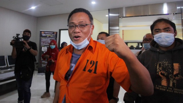 Tersangka Petinggi Komite Eksekutif Koalisi Aksi Menyelamatkan Indonesia (KAMI) Jumhur Hidayat  tiba untuk menjalani pemeriksaan di gedung Bareskrim Polri, Jakarta, Jumat (16/10).  Foto: Reno Esnir/ANTARA FOTO