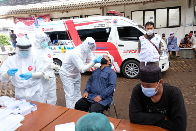 Para santri Pondok Pesantren Darul Atsar, Desa Salamsari, Kecamatan Kedu, Kabupaten Temanggung, Jawa Tengah, menjalani swab tes, Jumat (16/10/2020). Foto: ari/Tugu Jogja