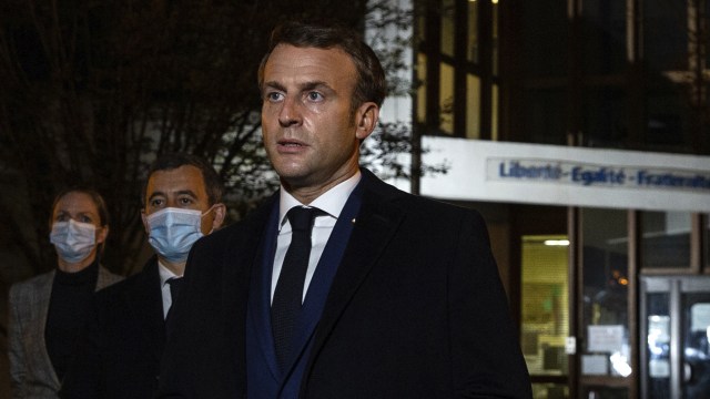 Presiden Prancis Emmanuel Macron berbicara mengenai pembenuhan seorang guru di Conflans Sainte-Honorine, barat laut Paris. Foto: Abdulmonam Eassa, Pool via AP