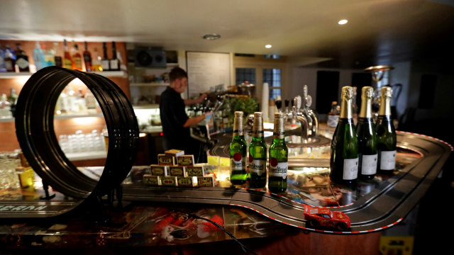 Ilustrasi perdagangan minuman keras melalui jaringan distribusi khusus yakni hotel dan bar. Foto: David W Cerny/REUTERS