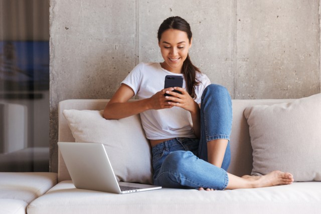 Ilustrasi sedang melakukan investasi digital. Foto: Shutterstock