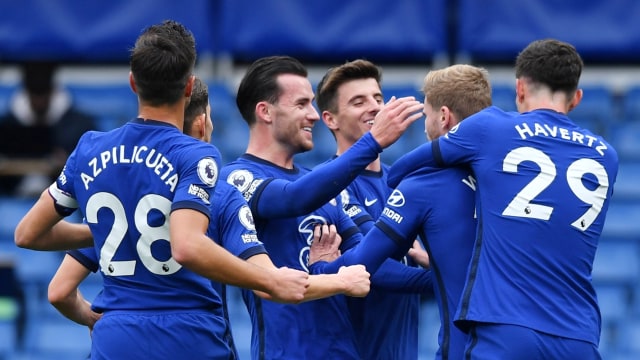 Pemain Chelsea berselebrasi bersama usai mencetak gol pada pertandingan Liga Premier Chelsea vs Southampton di Stadion Stamford Bridge, London, Inggris, Sabtu (17/10). Foto: Matthew Childs/Pool via REUTERS
