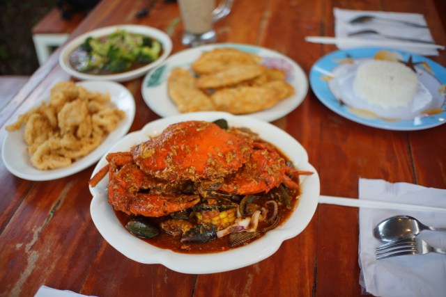 Satu porsi Kepiting Nyablak Large berikut aneka ragam biota laut di dalamnya dengan bumbu medok | Foto: Dimas Prasetyo/Lampung Geh 
