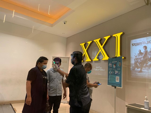 Petugas memeriksa suhu pengunjung XXI. Foto: Teri/Hi!Pontianak