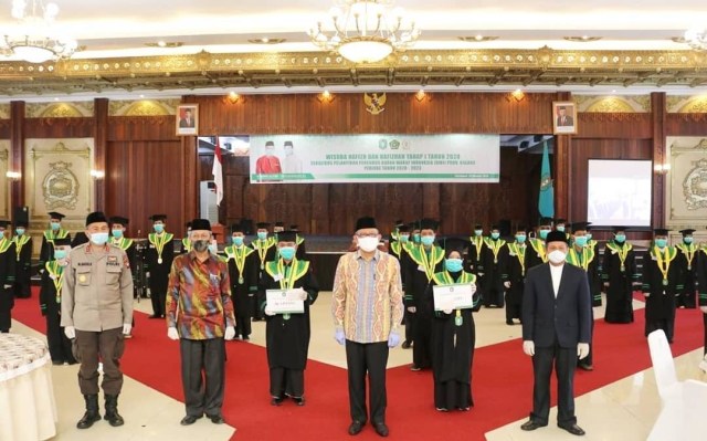 Gubernur Sutarmidji berfoto bersama para penghafal Alquran yang baru diwisuda, Minggu (18/10). Foto: Dok Pemprov Kalbar