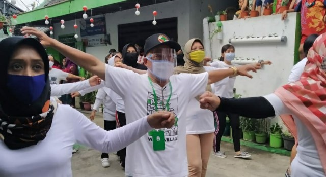 Warga Kampung Putih di Kecamatan Klojen, Kota Malang, melakukan senam bersama untuk meningkatkan daya tahan tubuh. Foto: Ismail