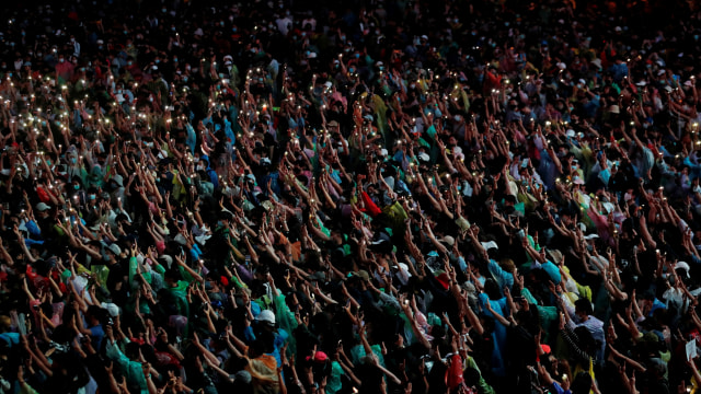 Massa pro demokrasi menggelarr unjuk rasa anti pemerintah di Bangkok, Thailand, Minggu (18/10).  Foto: Jorge Silva/REUTERS