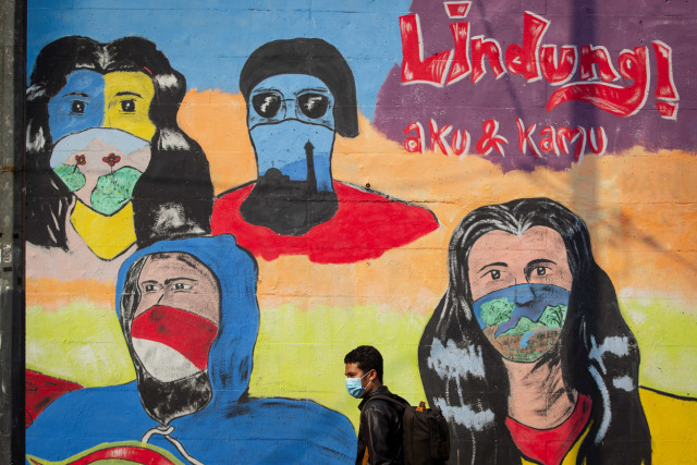 Mural tentang pandemi COVID-19 Foto: Dhemas Reviyanto/Antara Foto