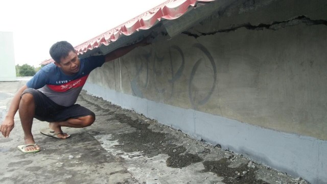 Dek atap kantor bupati Morotai yang retak. Foto: Irjan Rahaguna