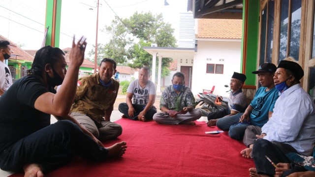 Heri Cahyono (baju coklat). Foto: dok