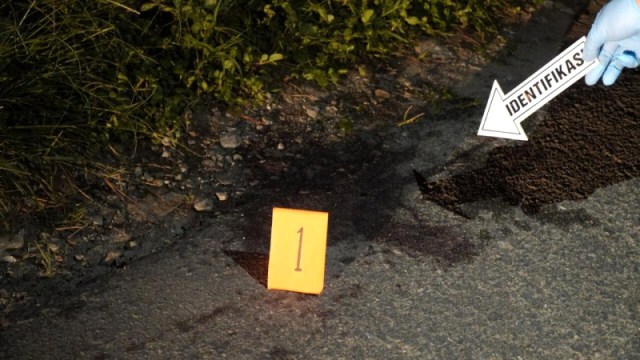 Polisi Palu melakukan identifikasi terhadap laporan masyarakat terkait suara tembakan dan bukti ceceran darah di Jalan Kasuari, Palu Selatan, Kota Palu, pada Minggu (18/10) dini hari. Foto: Istimewa