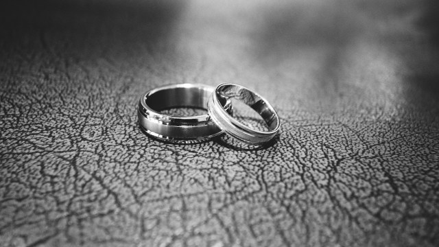 Ilustrasi cincin kawin. Akibat Pasang Susuk: Permintaan Sekar kepada Kadi 