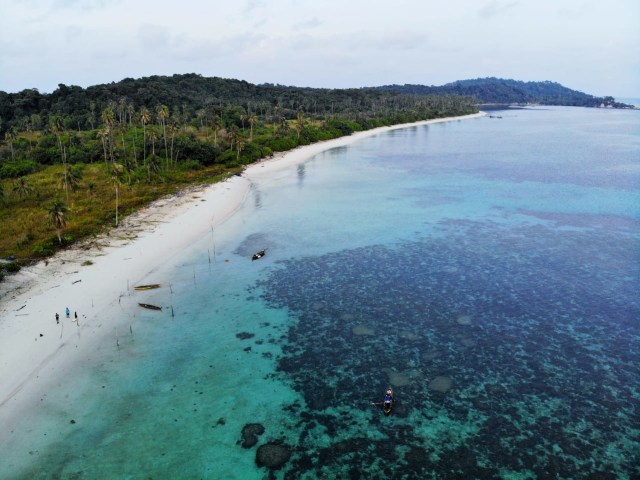 Keindahan terumbu karang Pulau Mapur yang dapat terlihat jelas dari atas. (Foto: GenPi Bintan)