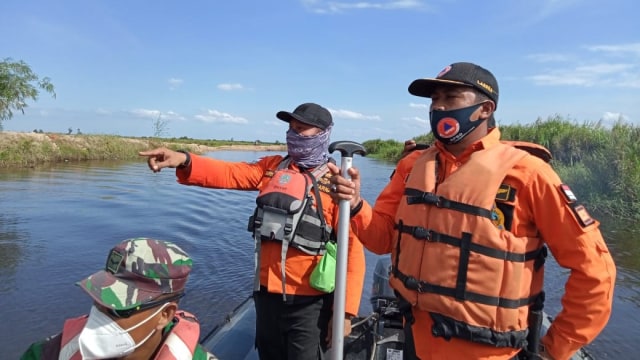 Tim Sar Gabungan mencari korban terkam buaya di Sungai Simangalam, Kecamatan Kualu Hulu Selatan, Kabupaten Labura, Sumut. Foto: Dok. Istimewa