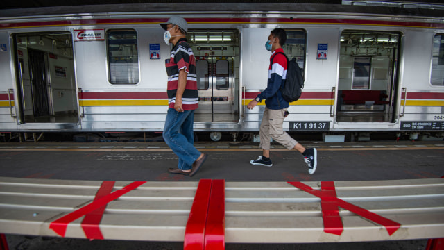 Sejumlah calon penumpang berjalan di peron menuju rangkaian kereta rel listrik (KRL) Commuterline di Stasiun KA Bogor, Kota Bogor, Jawa Barat, Senin (19/10/2020). Foto: ADITYA PRADANA PUTRA/ANTARA FOTO