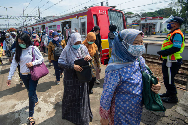 Sejumlah penumpang berjalan usai turun dari rangkaian kereta rel listrik (KRL) Commuterline di Stasiun KA Bogor, Kota Bogor, Jawa Barat, Senin (19/10/2020). Foto: ADITYA PRADANA PUTRA/ANTARA FOTO