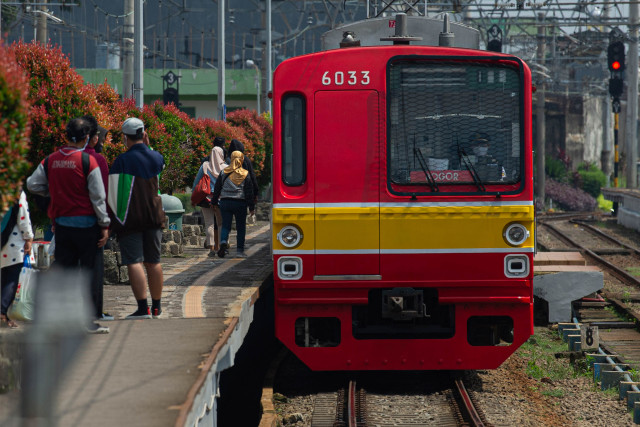 Sebuah kereta rel listrik (KRL) Commuterline memasuki Stasiun KA Bogor di Kota Bogor, Jawa Barat, Senin (19/10/2020). Foto: ADITYA PRADANA PUTRA/ANTARA FOTO
