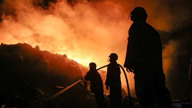 Ilustrasi petugas memadamkan api kebakaran. Foto: Fauzan/ANTARA FOTO