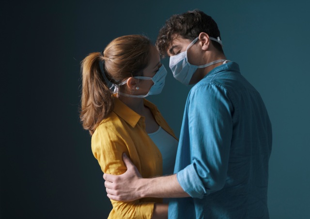 Ilustrasi berciuman dengan menggunakan masker Foto: Shutter Stock