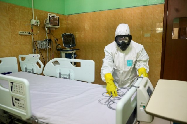 Petugas medis di RSUDZA Banda Aceh yang menangani pasien corona. Foto: Suparta/acehkini