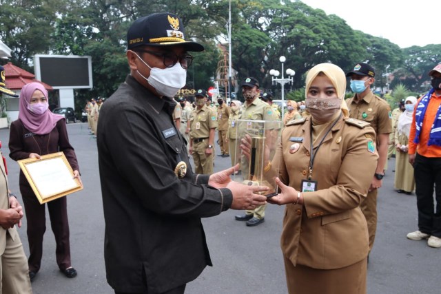 Penyerahan penghargaan. Foto: Humas Pemkot Malang