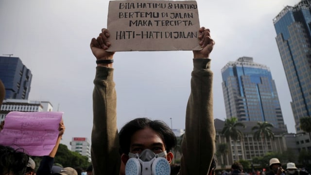 Massa dari BEM SI berunjuk rasa menolak Omnibus Law di kawasan Patung Kuda, Jalan Medan Merdeka Barat, Jakarta, Selasa (20/10). Foto: Aditia Noviansyah/kumparan