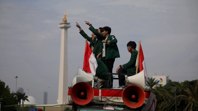 Massa dari BEM SI berunjuk rasa menolak Omnibus Law di kawasan Patung Kuda, Jalan Medan Merdeka Barat, Jakarta, Selasa (20/10). Foto: Aditia Noviansyah/kumparan