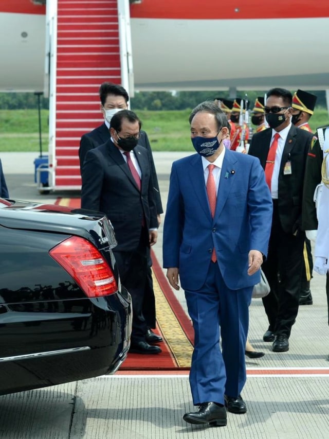Perdana Menteri Jepang Yoshihide Suga tiba di Bandara Internasional Soekarno-Hatta, Tangerang, Selasa (20/10).  Foto: Kris /Biro Pers Sekretariat Presiden