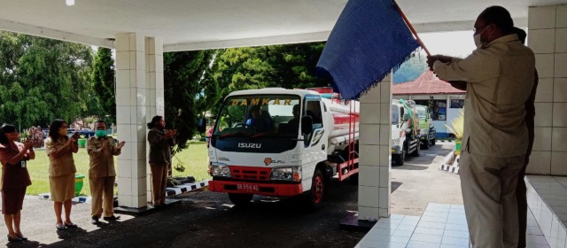 Penyaluran bantuan air bersih bagi warga 2 desa yang terdampak kekeringan di Kecamatan Golewa, Selasa (20/10/2020). Foto: istimewa.