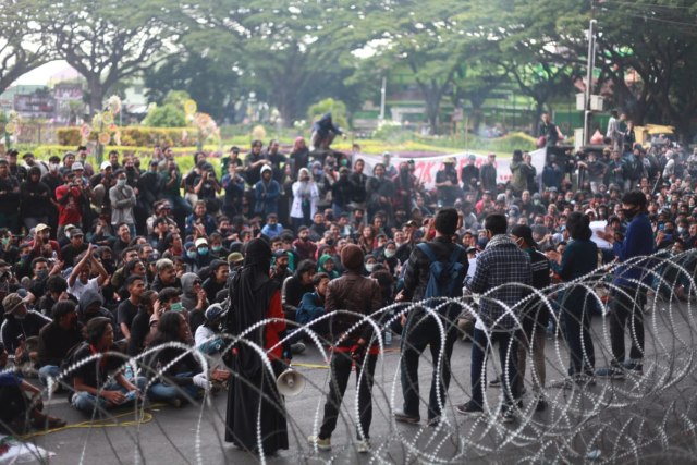 Orasi massa penolakan Omnibus Law di depan gedung DPRD Kota Malang. Foto: Ben
