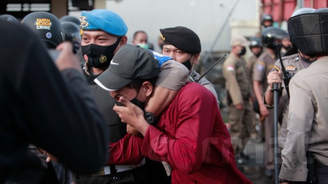 Seorang mahasiswa terekam foto saat diamankan polisi dalam aksi jilid III tolak UU Ciptaker di Ternate. Foto: Gustam Jambu/cermat