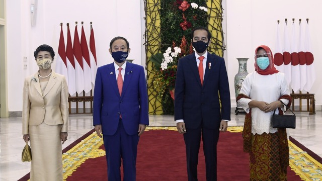 Perdana Menteri Jepang Yoshihide Suga, dan istrinya Suga Mariko, bersama Presiden Indonesia Joko Widodo, dan Iriana Jokowi, di Istana Kepresidenan di Bogor, Selasa (20/10).  Foto: Setpres/Handout via REUTERS