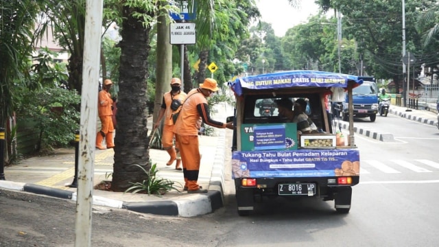 Mobil tahu bulat unik yang bagikan makanan dan tahu bulat gratis di Jakarta. Foto: Dok. kitabisa